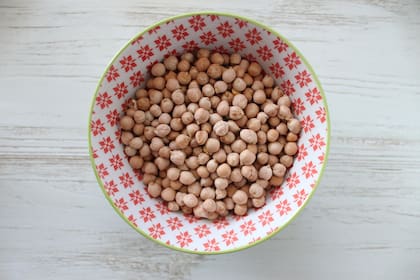 Los garbanzos se colocan en el plato o frasco de la abundancia