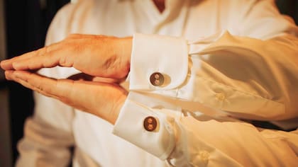 Los gemelos con las huellas de patas de perritos