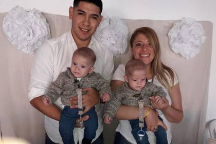 Los gemelos junto a sus padres