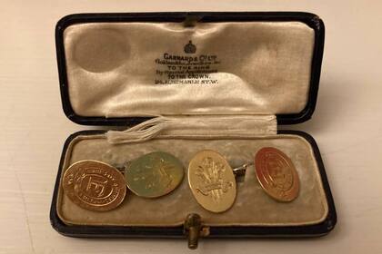 Los gemelos que Eduardo de Windsor, que luego sería el rey Eduardo VIII, le regaló a su amigo Luis Lacey; en ellos se lee la inscripción: "Vergüenza de aquel que de esto piense mal"