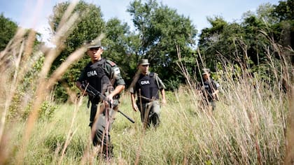 Los gendarmes, con armas largas, buscan a los ''maleteros'' y sus cargas en el monte