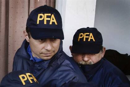 Los gendarmes Pelozo y Ruiz Díaz, al salir de tribunales con ropa de la policía