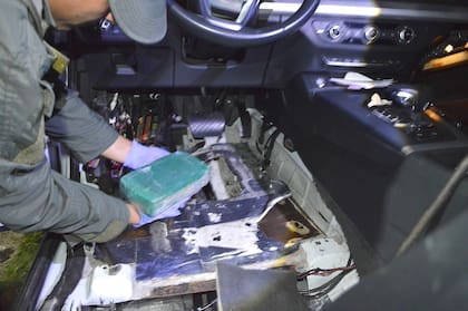 Los gendarmes sacaron los panes de cocaína de un doble fondo bajo los asientos