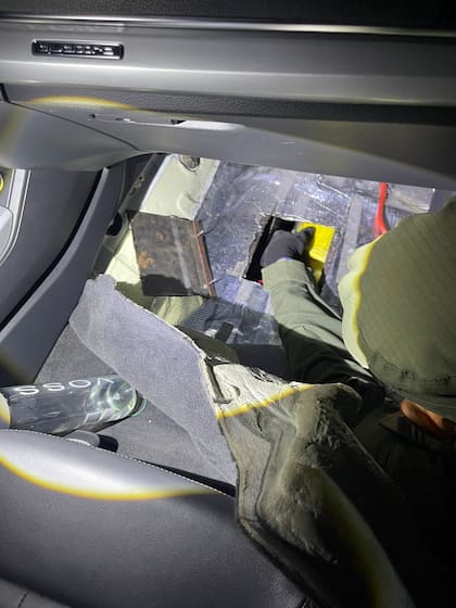 Los gendarmes sacaron los panes de cocaína de un doble fondo bajo los asientos