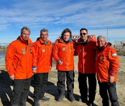 Los generales de brigada Jorge Fabián Berredo y Edgar Calandin, junto al presidente Javier Milei, el ministro de Defensa, Luis Petri, y el brigadier general Xavier Julián Isaac, en el reciente viaje a la Antártida