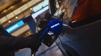 Los gentes multipropósito de la formula de INFINIA eliminan depósitos en válvulas e inyectores, optimizando la eficiencia.