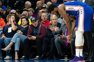 NBA. La escalofriante lesión de Joel Embiid, que volvió y ganaron los Sixers