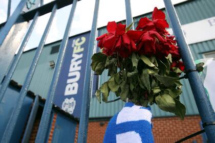 Los gestos de los hinchas en las rejas del Bury, que hasta ahora no pudo debutar en la tercera división acosado por las deudas