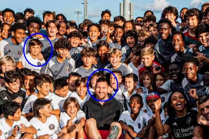 Los gestos de Thiago y Mateo se llevaron toda la atención en la foto grupal en Inter Miami (Foto Twitter @AtaqueFutbolero)