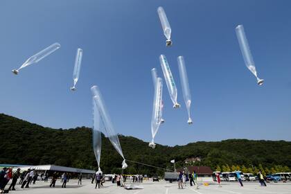 Los globos con panfletos de propaganda que envian desde Paju, Corea del Sur, hacia el norte