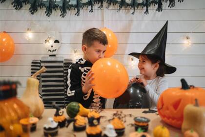 Los globos naranjas y negros son una buena idea para decorar la casa en Halloween
