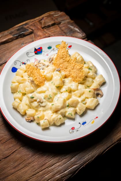 Los gnocchi di lusso: papa, crema, mascarpone, champignones frescos y crocante de queso con aceite de trufa.