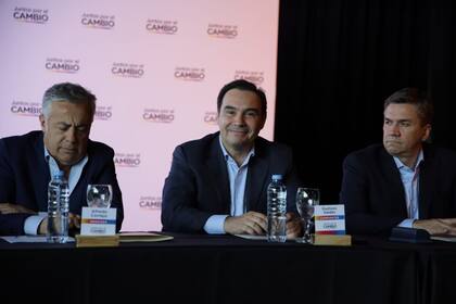Los gobernadores Alfredo Cornejo (Mendoza) y Leandro Zdero (Chaco); y el mandatario correntino, Gustavo Valdés