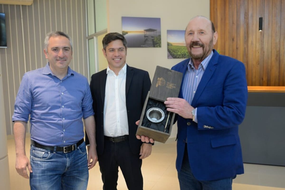 Junto a Insfrán, al que definió como “un maestro”, Kicillof acusó a Milei de abandonar a las provincias