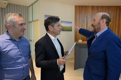 Los gobernadores Axel Kicillof y Gildo Insfrán, junto a ministro bonaerense Andrés Larroque