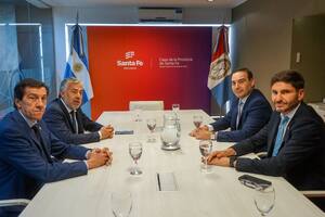 Los gobernadores Carlos Sadir (Jujuy), Alfredo Cornejo (Mendoza), Gustavo Valdez (Corrientes) y Maximiliano Pullaro (Santa Fe) en una cumbre antes de un encuentro con el gobierno nacional