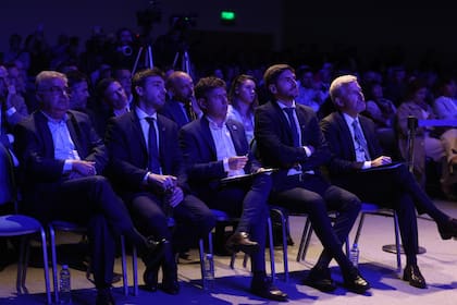 Los gobernadores comentan el discurso de los expositores