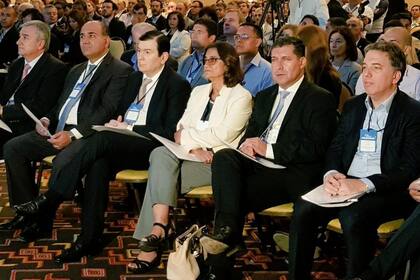 Morales, Manzur, Zamora, Corpacci y Casas, ayer, junto con Dujovne