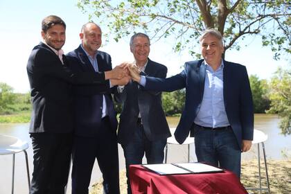 Los gobernadores de Córdoba  y Santa Fe,  Juan Schiaretti y Omar Perotti, junto a sus sucesores Martín Llaryora y Maximiliano Pullaro