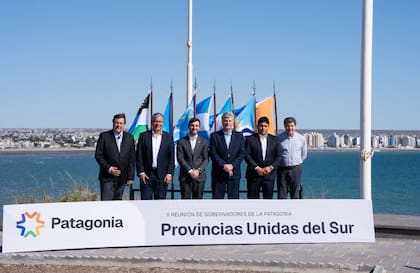Los gobernadores de Río Negro, Neuquén, Chubut, La Pampa, Santa Cruz y Tierra del Fuego reunidos en Puerto Madryn en la cumbre que denominaron "Provincias Unidas del Sur".