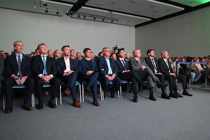 Los gobernadores escuchan atentos en la cumbre del CFI en Paraná