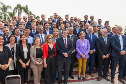 Los gobernadores fueron acompañados por funcionarios de las seis provincias de Litoral