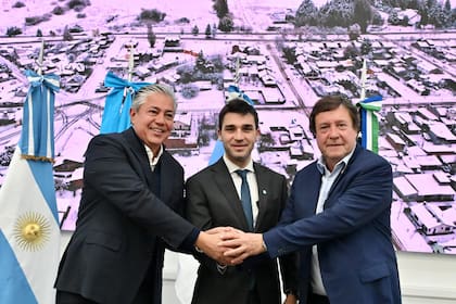 Los gobernadores Ignacio Torres (Chubut), Rolando Figueroa (Neuquén) y Alberto Weretilneck (Rio Negro) se unieron en un mismo reclamo a Nación en la localidad de Rawson.