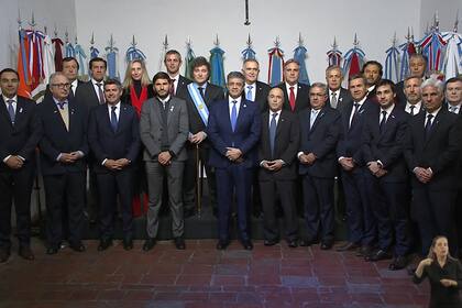 Los gobernadores junto a Milei, el año pasado, durante la firma del Pacto de Mayo