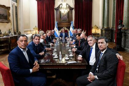 Los gobernadores, junto al presidente de la Cámara de Diputados, Sergio Massa.
