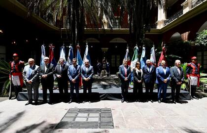 Los gobernadores Osvaldo Jaldo (Tucumán), Hugo Passalacqua (Misiones), Carlos Sadir (Jujuy), Gildo Insfrán (Formosa), Ricardo Quintela (La Rioja), Raúl Jalil (Catamarca) y los vicegobernadores Oscar Morocco (Salta) y Silvana Schneider (Chaco)