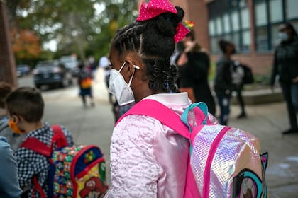 Los gobiernos se rehusan a cerrar las escuelas a pesar de los rebrotes de coronavirus