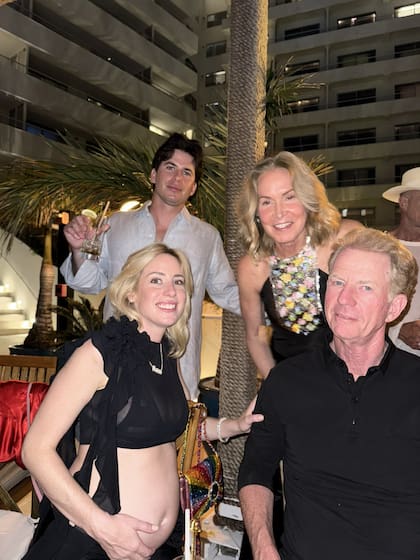 Los Goldsmith en pleno: Grace (Faena) y su hermano Spencer; y sus padres, Monica y James.