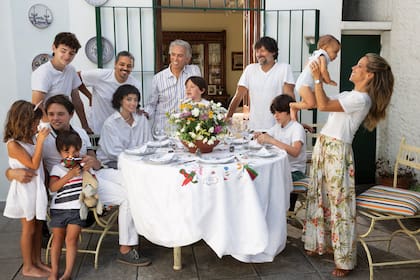 Los González en pleno en torno a la mesa familiar. De izquierda a derecha: Filippo y Alessia con Mario (43) -es abogado, concejal del Distrito 18 de París por el Partido Socialista y sueña con ser presidente de Francia-, Francisco, Juana, Yaco (46), Jairo, Ulysses, Iván (48), Lorenzo y Lucía (36) con Leo en brazos.