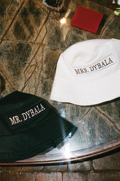 Los gorros con la inscripción “Mr Dybala y Mrs Dybala” que llevaron los recién casados en un momento de la fiesta.