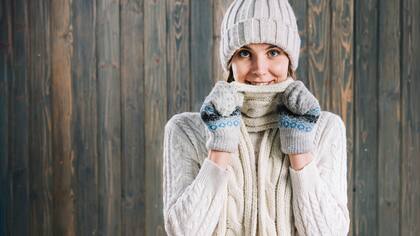 Los gorros de lana, las bufandas y los guantes son claves para el invierno