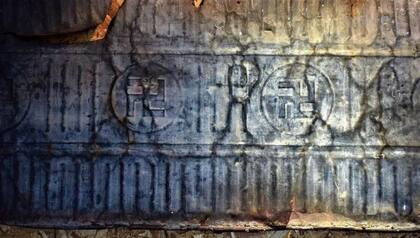 Los grabados con la cruz esvástica en un pequeño museo en el refugio El Jahuel, cerca de Las Grutas