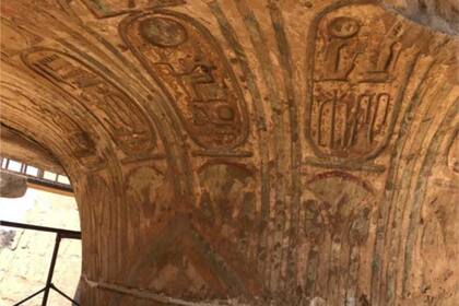 Los grabados y colores originales de la primera columna de la sala hipóstila de los Templos de Karnaky volvieron a aparecer tras la restauración