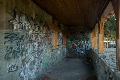 Los grafitis, un flagelo que afecta al Centro Cívico de Bariloche