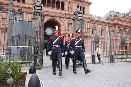 Los granaderos realizan el cambio de guardia en Plaza de Mayo