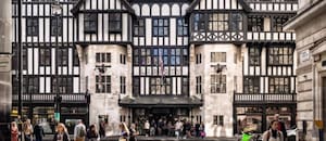 Los 150 años de la icónica tienda de moda y diseño que es parte de la historia moderna de Londres