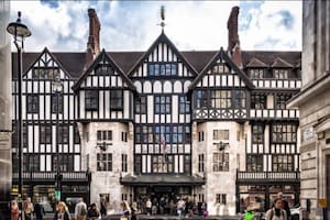 Los 150 años de la icónica tienda de moda y diseño que es parte de la historia moderna de Londres