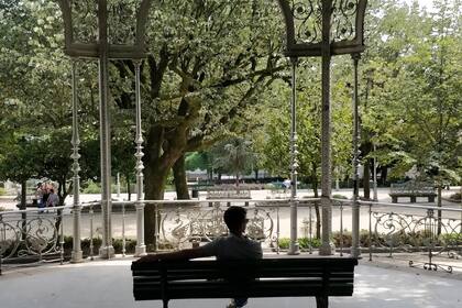 Los grandes espacios verdes se combinan con hermosas estructuras de la época medieval