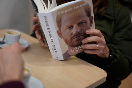 Los grandes medios británicos han expresado su veredicto respecto al libro del príncipe Harry, que ya se vende por miles dentro y fuera de territorio británico (AP Photo/Andrew Medichini)