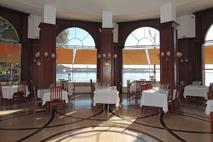 Los grandes ventanales del restaurante tienen divinas vistas al río.