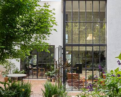 Los grandes ventanales (incluso uno en doble altura) son una incorporación de la reforma, y ese tipo de abertura se verá en los interiores.