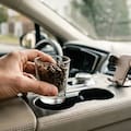 Dejar un vaso con granos de café en el posavasos del auto: por qué los tapiceros lo recomiendan