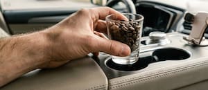Dejar un vaso con granos de café en el posavasos del auto: por qué los tapiceros lo recomiendan