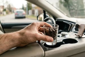 Dejar un vaso con granos de café en el posavasos del auto: por qué los tapiceros lo recomiendan