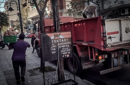 Los graseros levantan pesadísimos tachos con desperdicios que recogen de las carnicerías