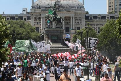 Los gremios docentes encabezaron las protestas frente a la Legislatura